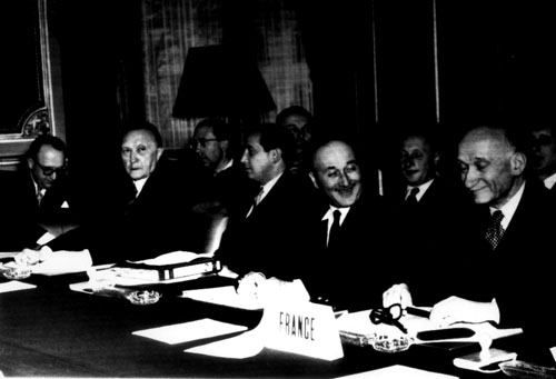 Konrad Adenauer und Robert Schuman bei der Unterzeichnung des Vertrags zur EGKS