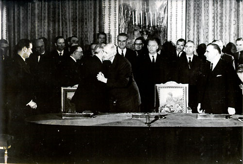 Charles de Gaulle und Konrad Adenauer nach der Unterzeichnung des Elyse-Vertrags