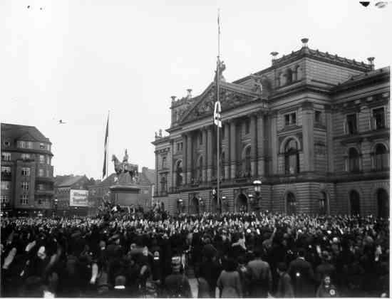 Fotografie von Joseph Schorer: Kundgebung der Nationalsozialisten vor dem Altonaer Rathaus