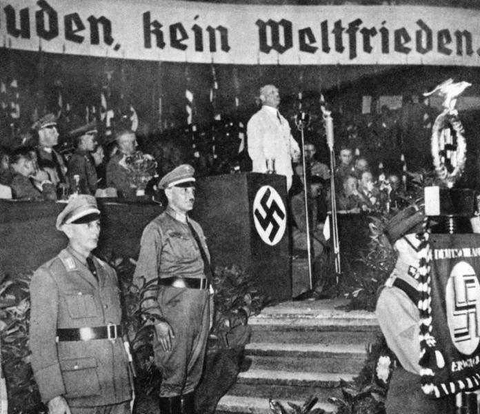 Julius Streicher spricht auf einer NSDAP Versammlung
