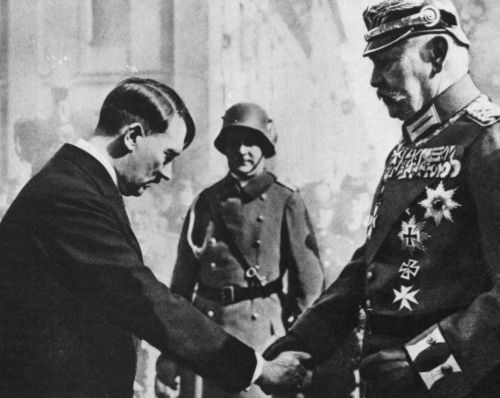 von links nach rechts: Adolf Hitler, Reichswehrminister Werner v. Blomberg, Paul von Hindenburg
