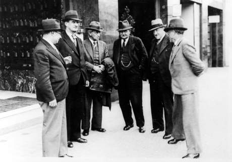 Mitglieder des Vorstandes der Sopade: von links: Erich Ollenhauer, Hans Vogel, Friedrich Stampfer, Otto Wels, Albert Grzesinski und Siegmund Crummenerl