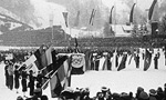 Willy Bogner beim Sprechen des Olympischen Eides